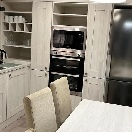 דירה 3 Bedroom Sleeps 8 - Free Parking - Balcony