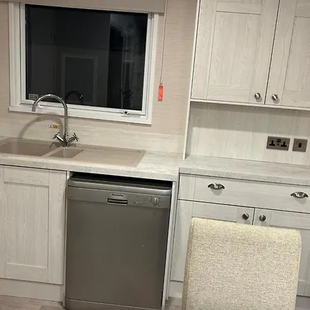 3 Bedroom Sleeps 8 - Free Parking - Balcony פילי