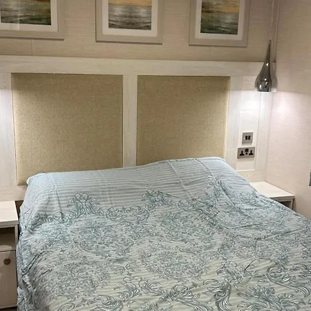 דירה 3 Bedroom Sleeps 8 - Free Parking - Balcony *