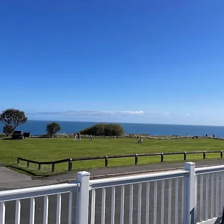 3 Bedroom Sleeps 8 - Free Parking - Balcony