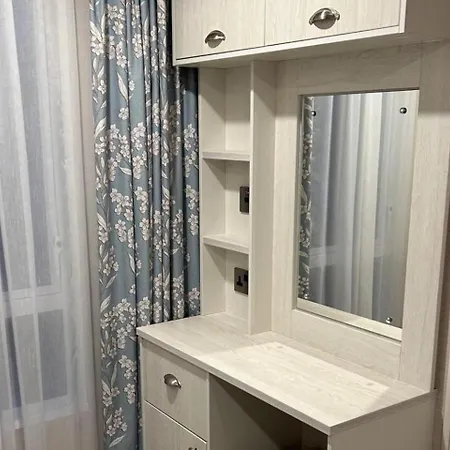 3 Bedroom Sleeps 8 - Free Parking - Balcony *