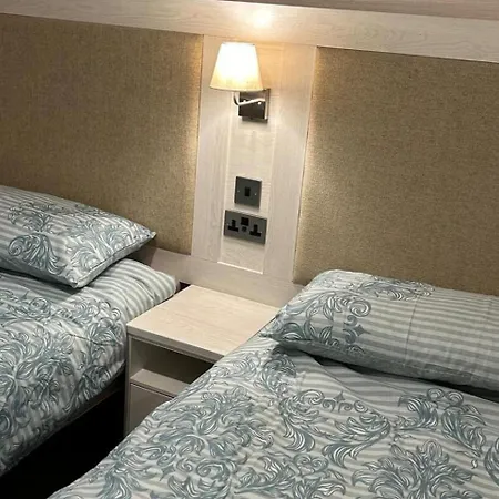 3 Bedroom Sleeps 8 - Free Parking - Balcony *