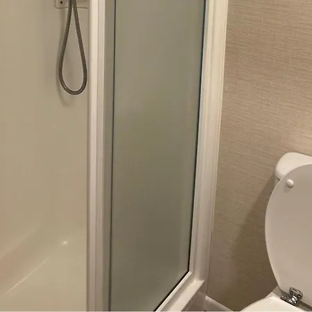 דירה 3 Bedroom Sleeps 8 - Free Parking - Balcony *
