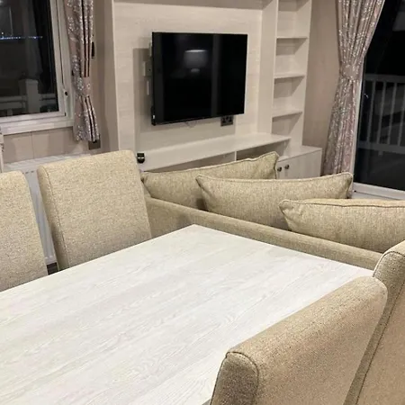 3 Bedroom Sleeps 8 - Free Parking - Balcony דירה *