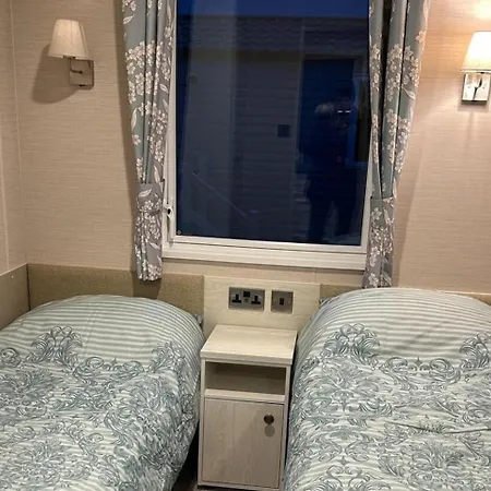 3 Bedroom Sleeps 8 - Free Parking - Balcony דירה *