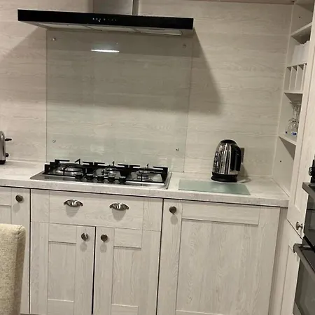 3 Bedroom Sleeps 8 - Free Parking - Balcony