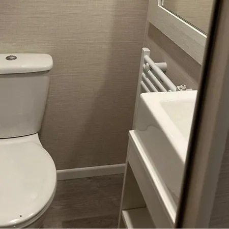 3 Bedroom Sleeps 8 - Free Parking - Balcony * פילי