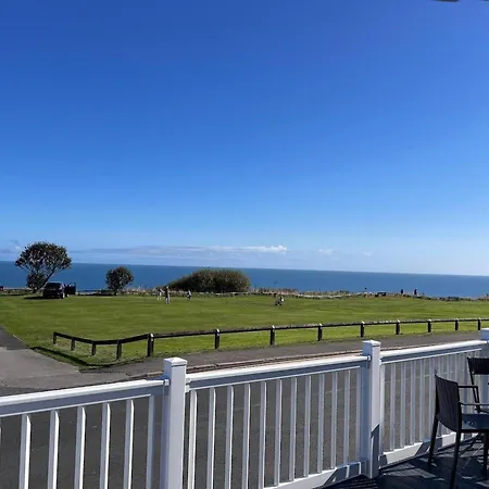 3 Bedroom Sleeps 8 - Free Parking - Balcony *